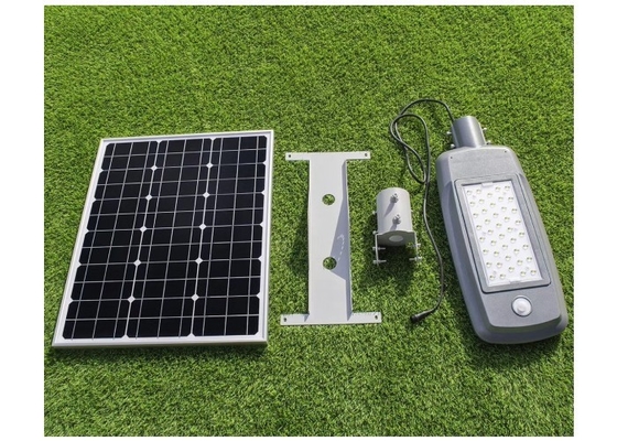 Trwała lampa uliczna LED zasilana energią słoneczną 5500K IP65 50W Z obrotowym panelem słonecznym